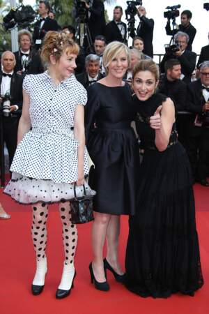 Au festival de Cannes, sur le tapis rouge Julie Gayet pétillante est entourée de Julie Depardieu et Camille Moreau 