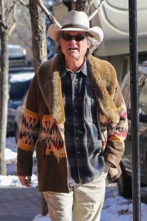 Kurt Russell fait lui aussi du shopping à Aspen.