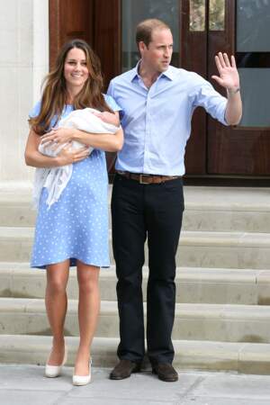 Kate en juillet 2013, à la sortie de l'hôpital après la naissance de George