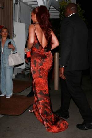Rihanna s'aide d'extensions pour avoir des cheveux rouges et longs