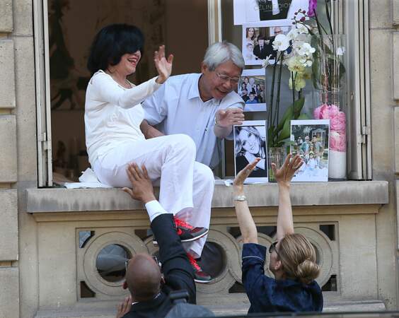 Celine Dion quitte son hôtel Parisien dans le 17ème arrondissement , des fans l'attentent.