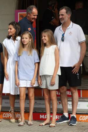 Short, robe blanche estival, espadrilles et baskets, la panoplie de vacances de la famille royale espagnole