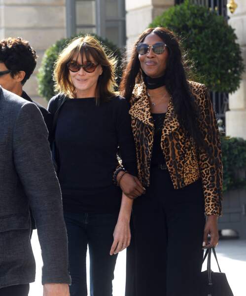 Carla Bruni prend du bon temps avec ses amies top models, en marge de la Fashion week de Paris