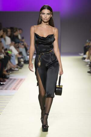 Versace reprend les codes de Gianni pour une robe noire parfaite, portée par Emily Ratajkowski.