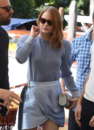 Emma Stone mise sur le side-hair wavy et la robe courte Louis Vuitton pour faire sensation