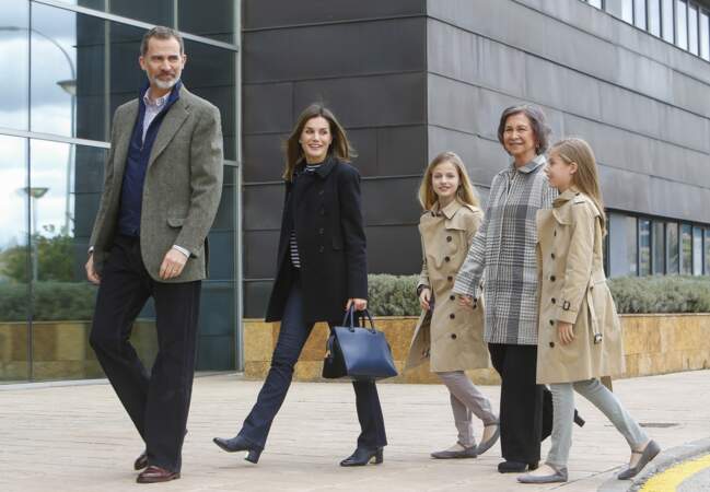 Le roi Felipe VI d'Espagne, la reine Letizia, la princesse Leonor et la princesse Sofia, la reine Sofia, le 8 avril