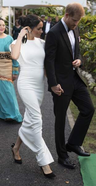 La robe blanche de Meghan Markle enceinte est signée Theia, et est en vente autour des 800 €.