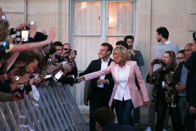 Brigitte Macron en veste rose Louis Vuitton, slim noir et top blanc
