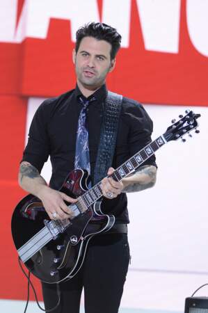 Manu Lanvin et sa guitare sur l'émission Vivement Dimanche en 2015