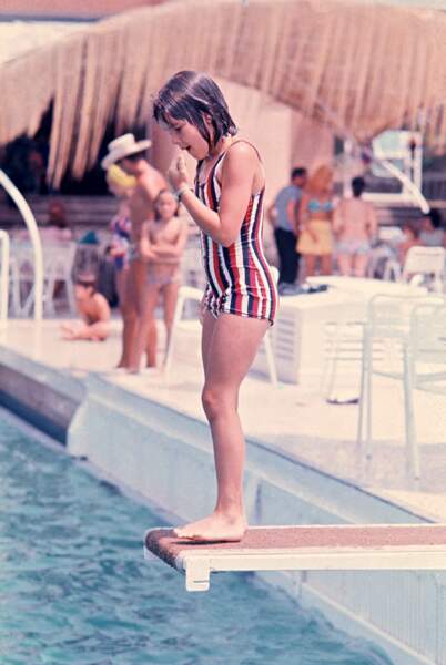 Stéphanie de Monaco sur le plongeoir d'une piscine en 1972