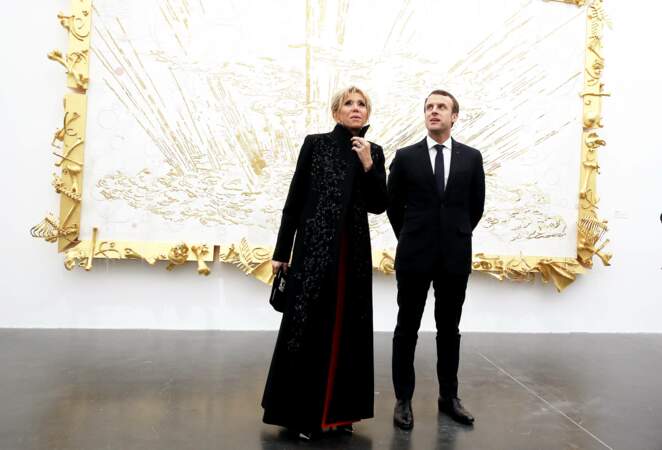 Le président Macron et la première dame visitent une galerie privée à Pékin, le 9 janvier 2018. 
