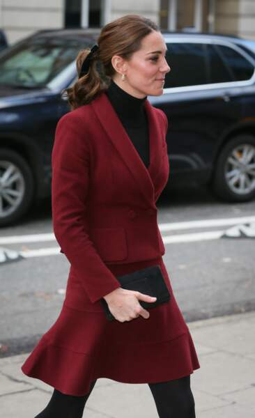 Kate Middleton, la duchesse de Cambridge, affiche son petit noeud de velours