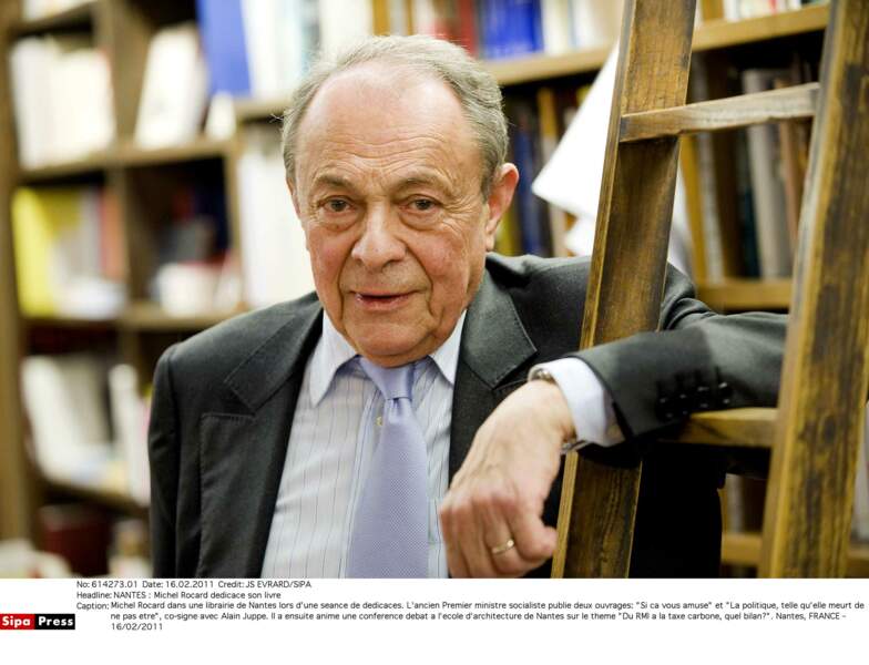 2011, dans une librairie, Michel Rocard dédicace un de ses nombreux ouvrages