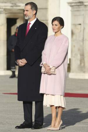 Un total look crème pour la reine Letizia d'Espagne sous le soleil de Madrid