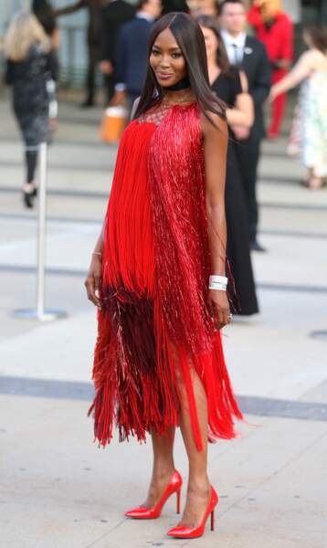 Naomi Campbell rugissante en robe rouge !