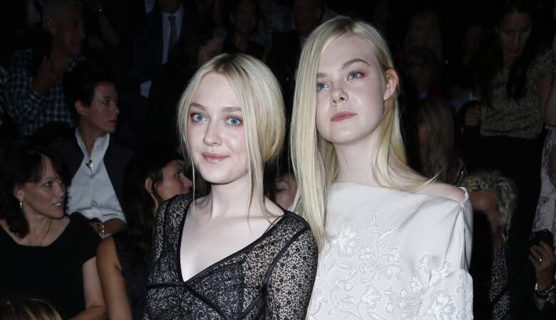 Dakota Fanning et sa soeur Elle Fanning au défilé Louis Vuitton pendant la Fashion Week à Paris, en 2013