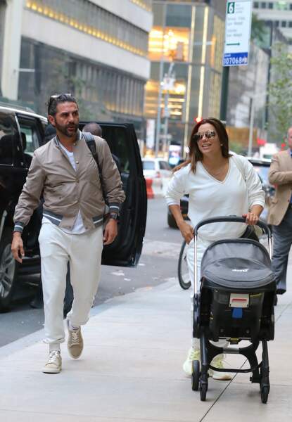 Eva Longoria et son mari José Baston à New York avec leur fils Santiago, né le 19 juin 2018