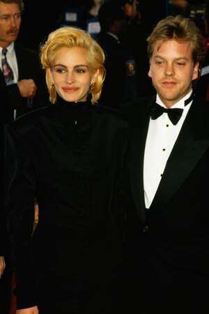 A la cérémonie des Oscars en 1991, Julia Roberts affiche un blond façon Marilyn toujours au coté de Kiefer Sutherland