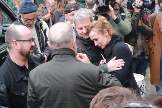 Sandrine Bonnaire, effondrée - People à la sortie de l'hommage à Jacques Higelin au Cirque d'Hiver à Paris le 12 a