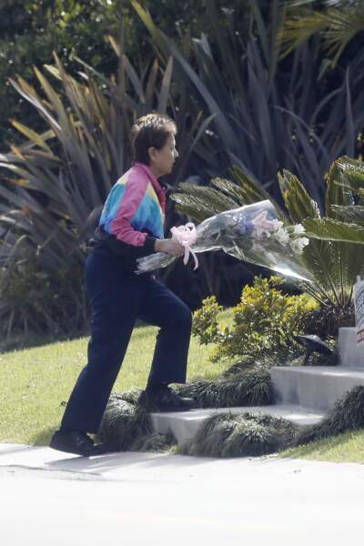 Laeticia Hallyday reçoit de nombreux bouquets de fleurs à Pacific Palisades pour son anniversaire le 18/03/18