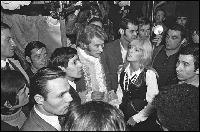 Johnny Hallyday et Sylvie Vartan dans les coulisses du concert de Johnny au Palais des Sports en novembre 1967