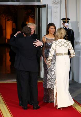 Brigitte Macron en robe longue à sequins dorés signée Louis Vuitton très complice avec son mari