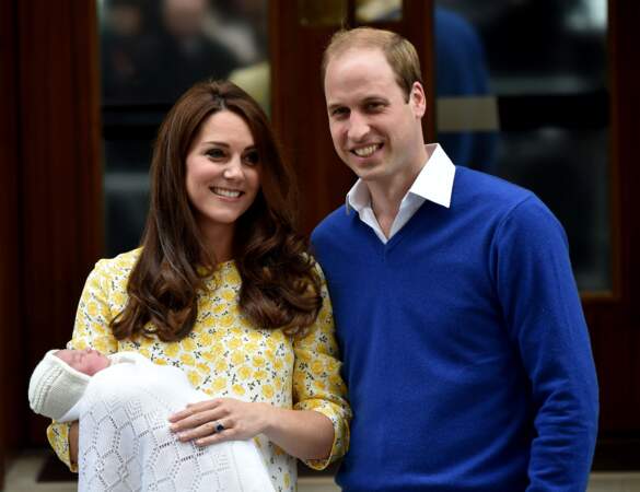 William, Kate et leur fille Charlotte devant l'hôpital St Mary de Londres le 2 mai 2015