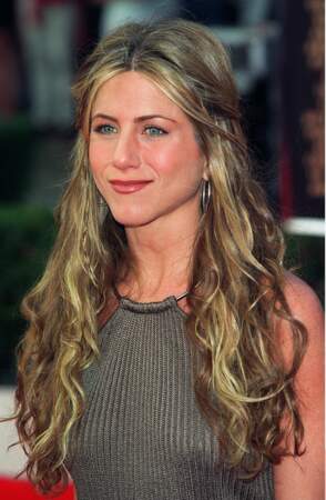 Jennifer Aniston les cheveux longs et ondulés symbôle de son style lorsqu'elle était mariée à Brad Pitt
