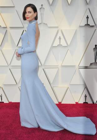 La star hollywoodienne Charlize Theron, sirène glamour et brune lors des Oscars, le 24 février 2019.