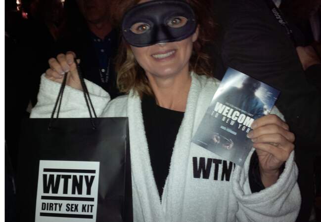 La journaliste Annabelle Millot pose avec son Dirty sex Kit