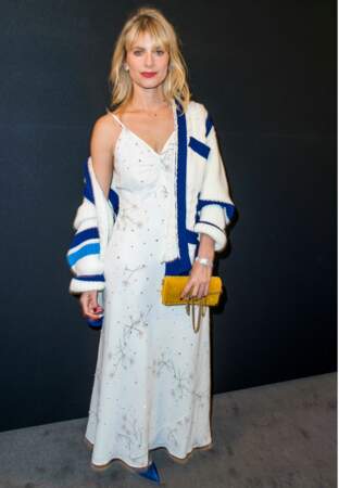 Mélanie Laurent en robe décolletée à bretelle tout en blanc et bleu