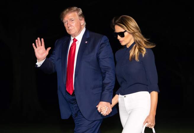 Melania Trump rentre chez elle avec un sac de luxe, le modèle "Kelly" de Hermès, à Washington, le 26 août 2019.