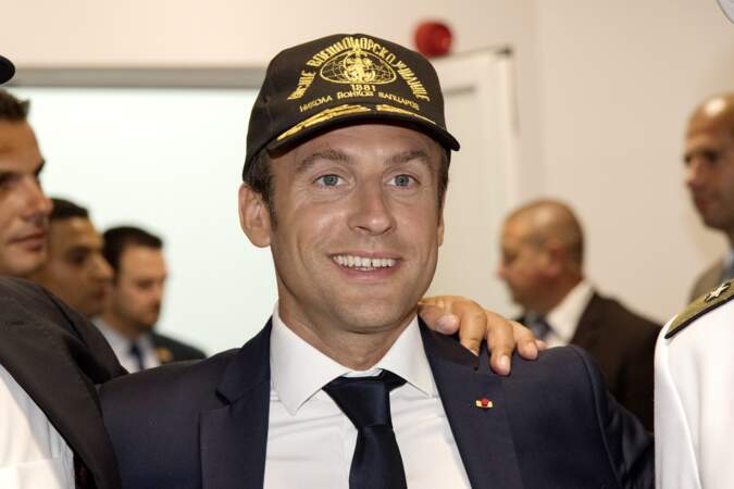 Toujours prêt à adopter les coutumes locales, Emmanuel Macron semble très à l'aise avec la casquette de marin