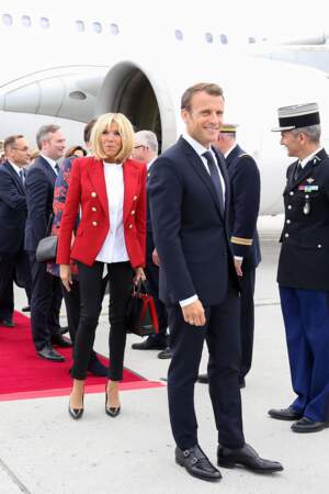 Brigitte Macron en veste rouge et top blanc fait honneur au drapeau canadien