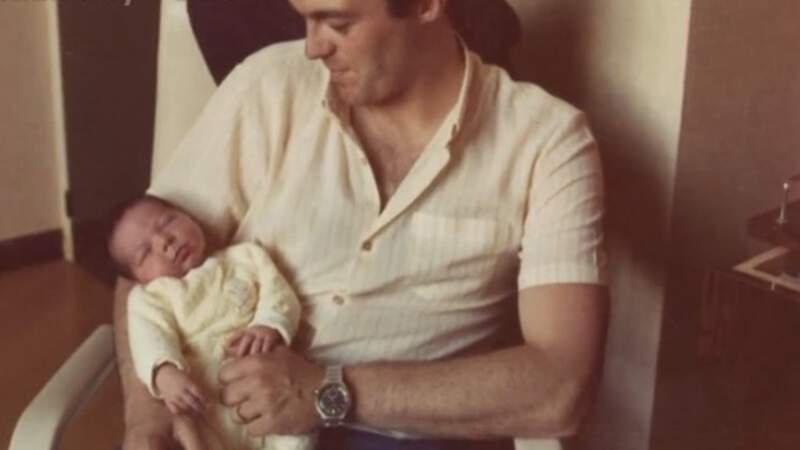 Grégory Lemarchal bébé dans les bras de son père