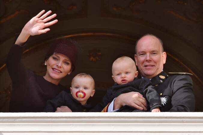 Charlène, Gabriella, Jacques et Albert au balcon du palais lors de la Fête Nationale monégasque le 19 novembre 2015