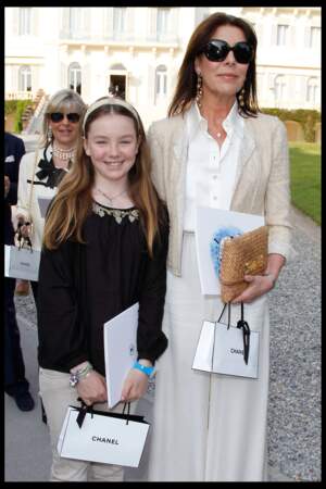 Alexandra de Hanovre et sa mère Caroline assistant au défilé Croisière de Chanel le 9 mai 2011