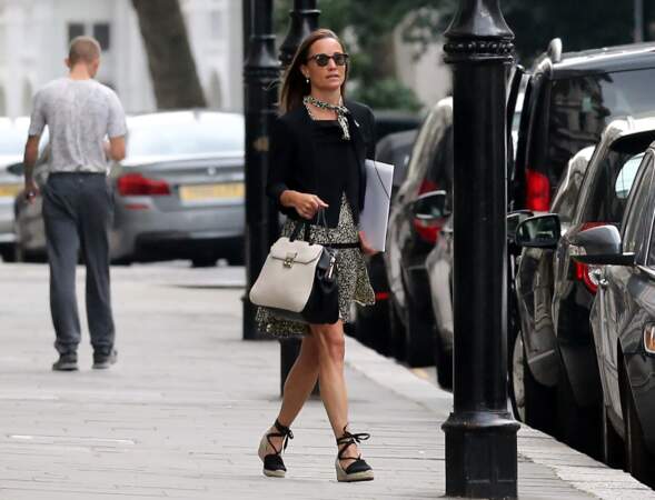 Pippa Middleton rayonnante en robe Sandro Paris et avec un sac Kate Spade