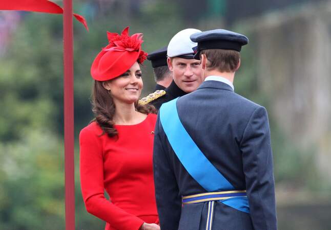 Toujours Kate Middleton rayonnante sous ce bibi rouge et ces cheveux ondulés