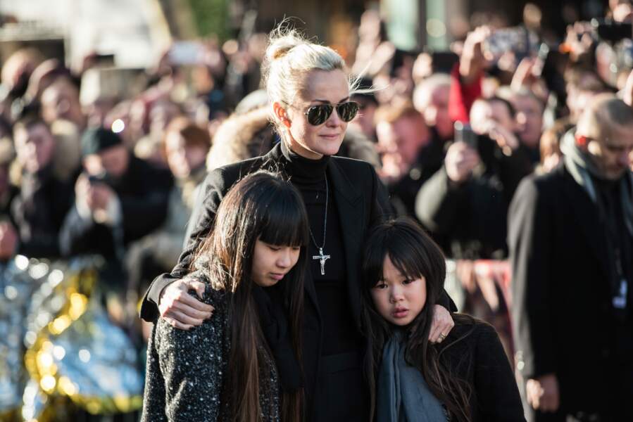 Laeticia Hallyday tente de rester dignes avec se filles à ses côtés lors de l'hommage populaire rendu à Johnny