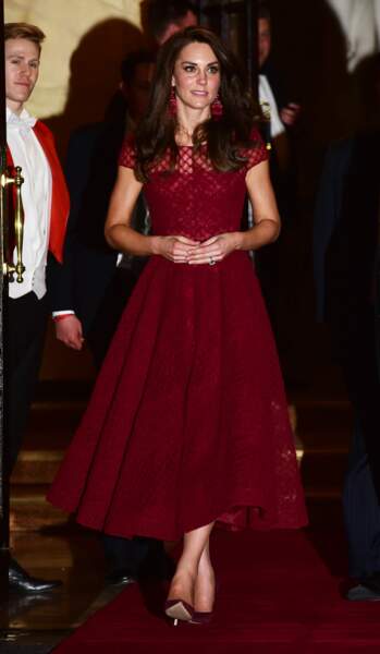 Kate Middleton adore le style Kate Spade, ici en robe de cocktail en avril 2017