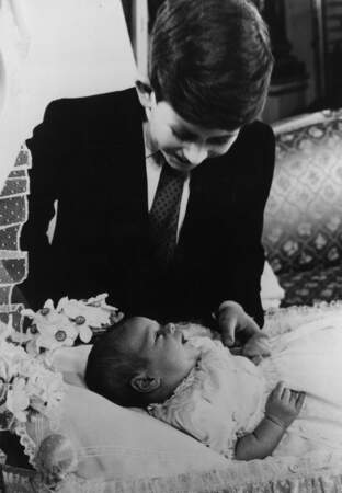 Le Prince Andrew dans les bras de son grand frère le Prince Charles