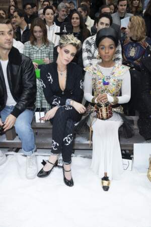Kristen Stewart était assise à côté de l'artiste Janelle Monae, toutes deux habillées en Chanel.