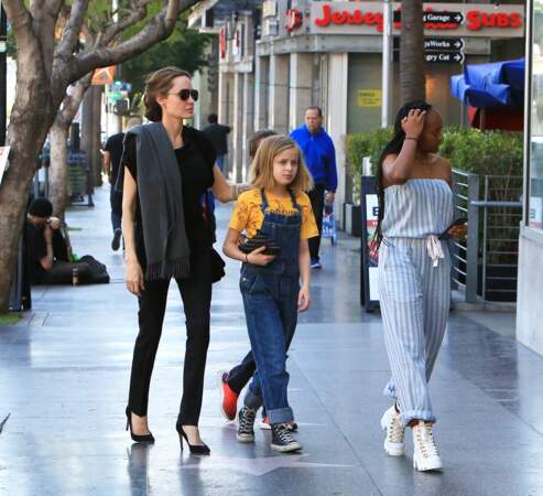 Angelina Jolie en ballade avec trois de ses enfants à Los Angeles : Zahara, Knox et Vivienne.