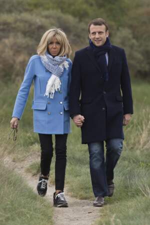 Emmanuel Macron et Brigitte Macron au Touquet en 2017 : loin des stilettos, les baskets