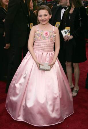 2007 : Abigail Breslin à la 79ème Oscars à Hollywood : cheveux plus foncés et attachés en queue-de-cheval
