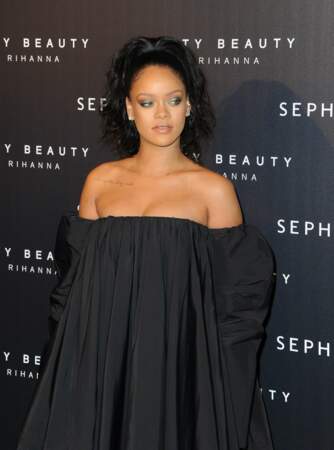 Petite robe noire courte et décolletée pour Rihanna à Paris