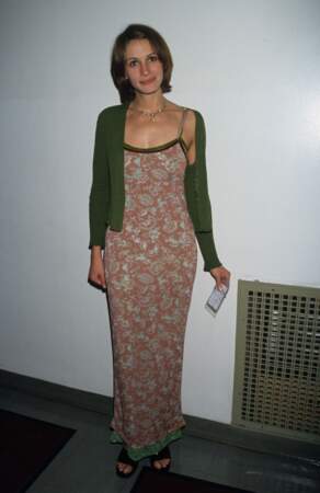 En 1995, Julia Roberts avec un carré dégradé et une maxi robe à fleurs pour un look très années 90