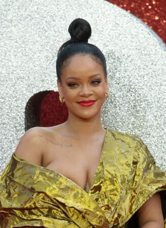 Le maxi bun de Rihanna, une de nos coiffures d'été préférées. 