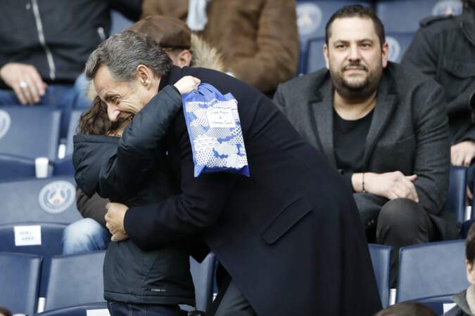 Nicolas Sarkozy embrasse son petit fils Solar